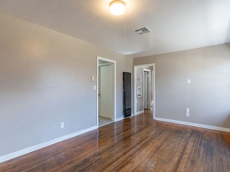 3308 N Holman Ct — Photo 2