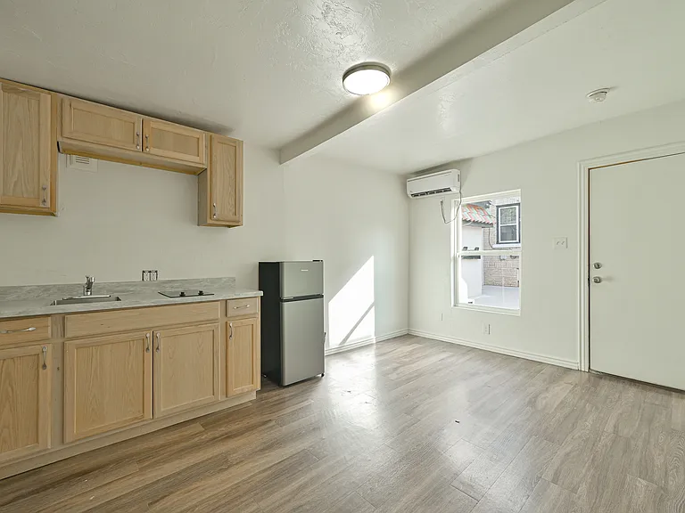 225 NW 24th St #F — Photo 6