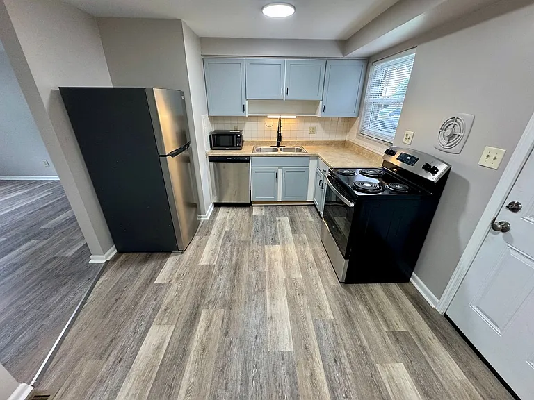 4944-4958 Arbor Village Drive — Photo 13