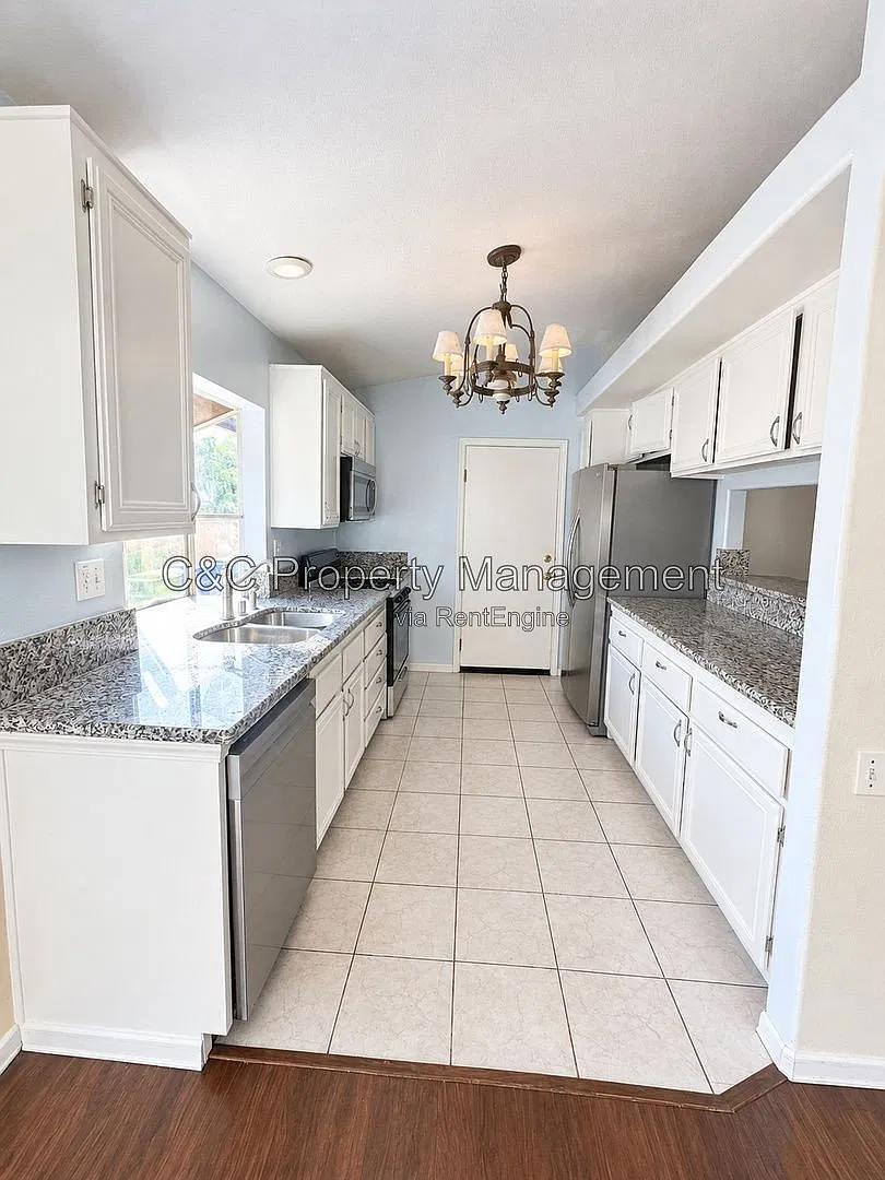 3 bed, 2.0 bath, $2,800 — Photo 2