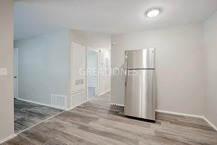 3 bed, 1.0 bath, 1000 sqft, $1,195 — Photo 3