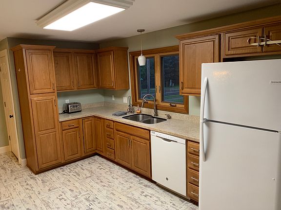 4th image of 192 College St