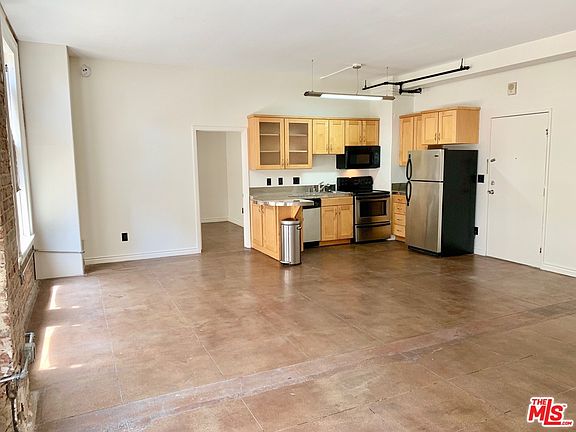2nd image of 215 W 7th St APT 607