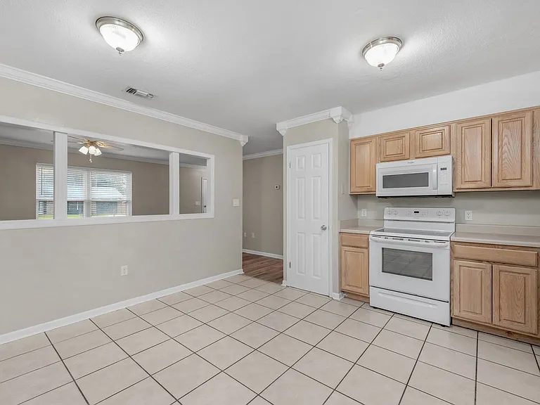 823 Meadow Ln — Photo 11