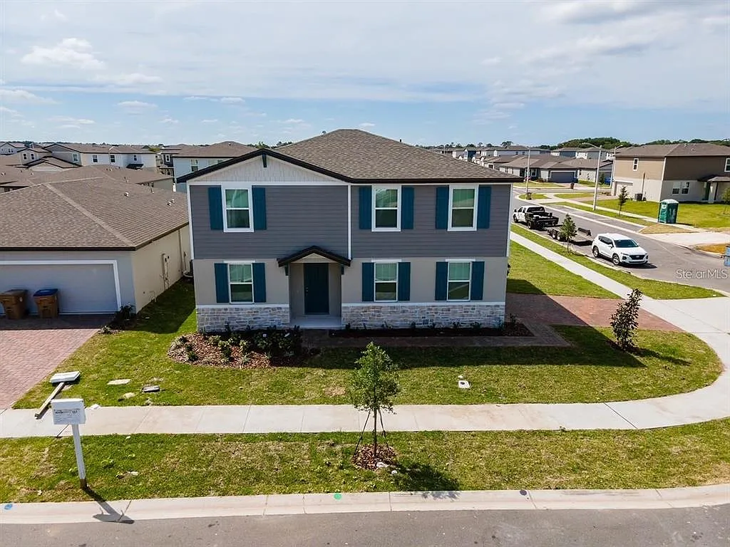 4 bed, 2.5 bath, 2340 sqft, $2,600 — Photo 3