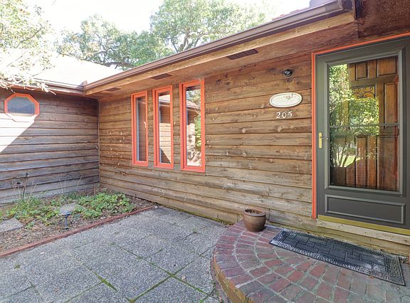 4th image of 205 Surrey Ct