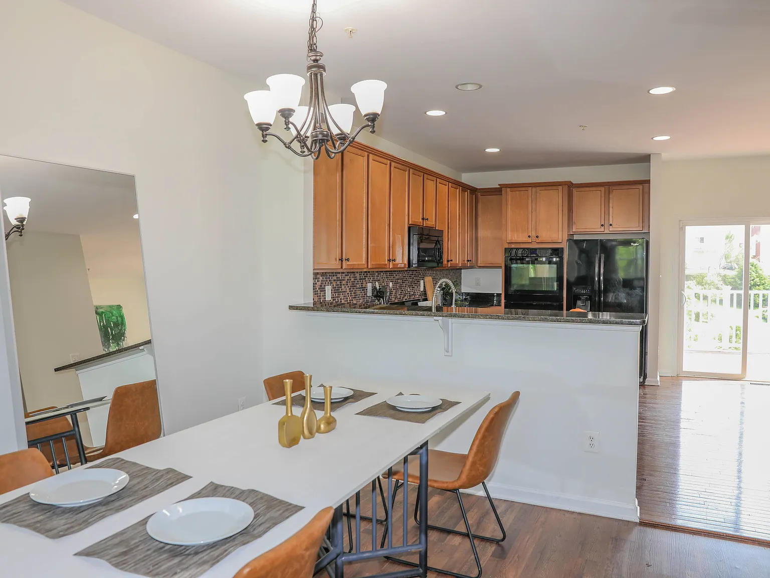 4 bed, 1818 sqft, $3,300 — Photo 4