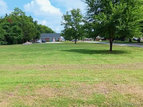 720 E 3rd St, Dewey, OK 74029