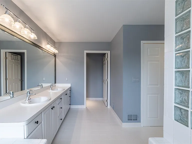 24084 Westmont Dr — Photo 20