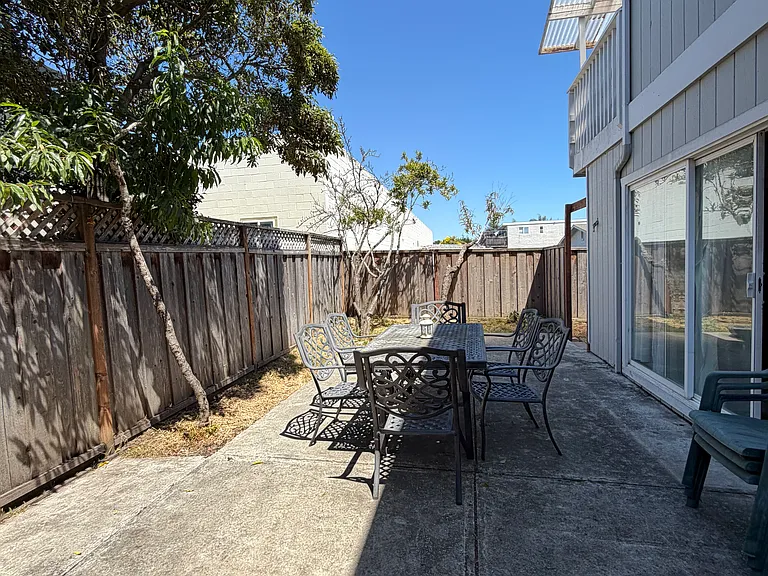 1829 Kinsley St — Photo 43