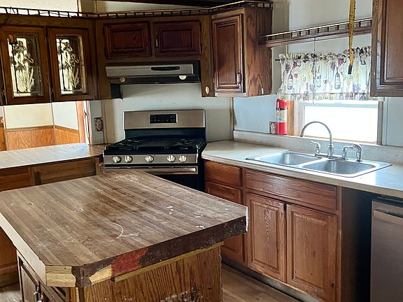 3rd image of 18 Kendall Dr
