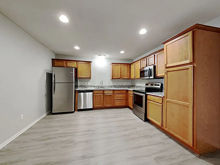 403 NW Woodbury Dr — Photo 3