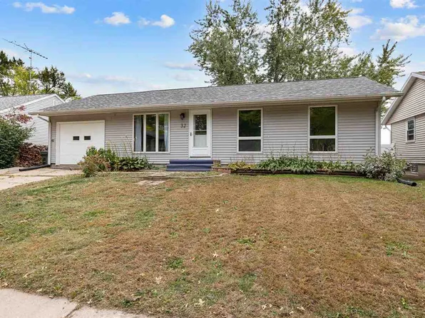 32 Regal Ln, Iowa City, IA 52240