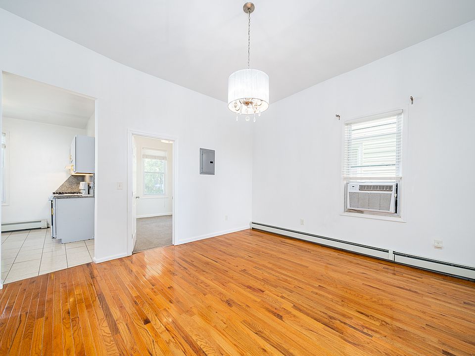 living room - kitchen to the left - bedroom 3 to the right
