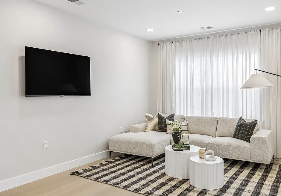 Paramount Apartments & Townhomes — Photo 3