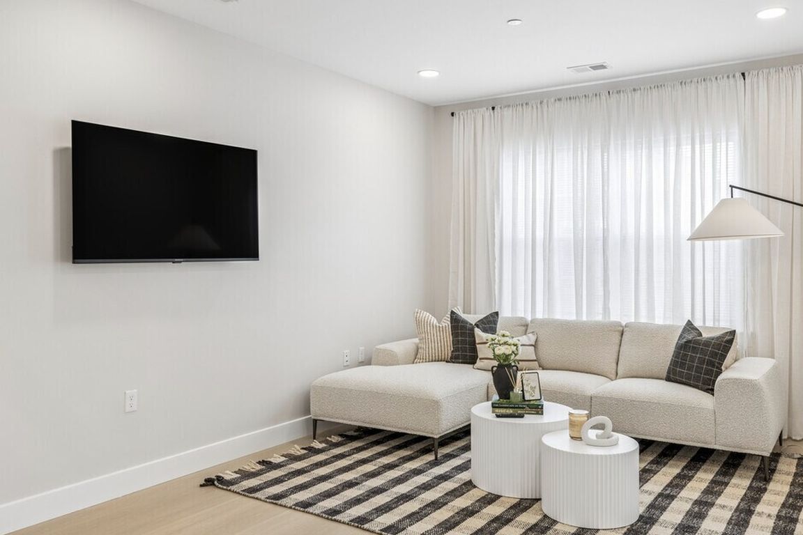 Crest + Den - 2BR, 2BA - 1,520SF- Living room