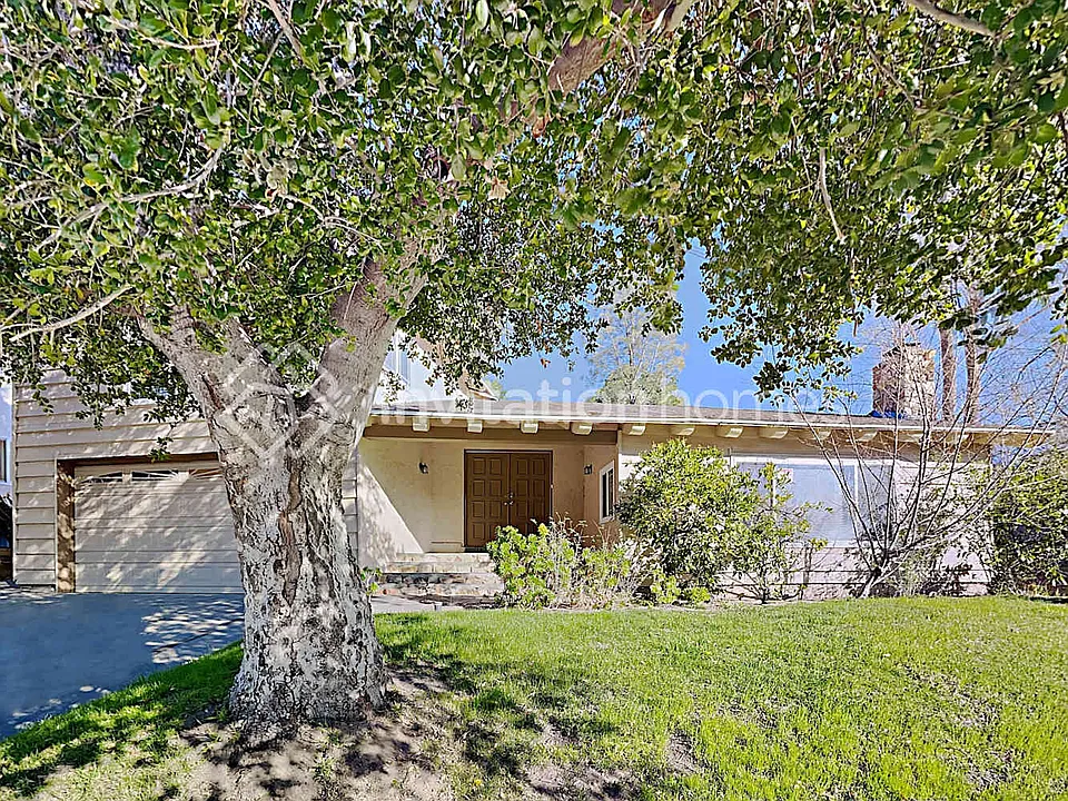 23525 Arlen Dr