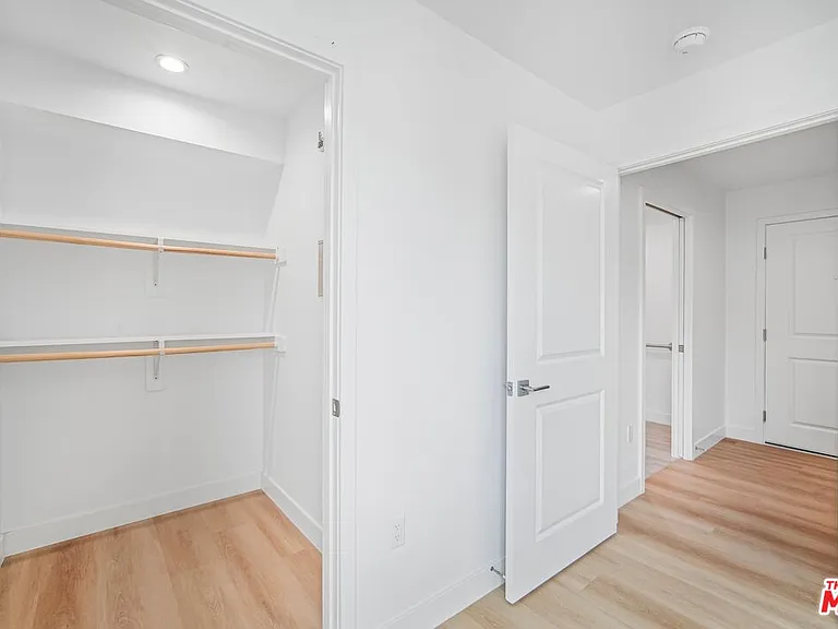 3221 W 71st St — Photo 9