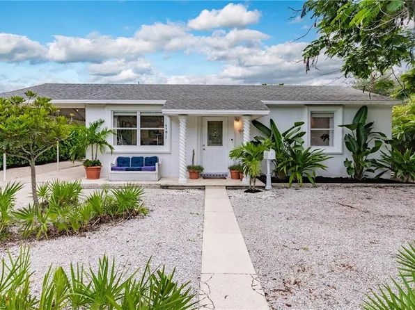 940 10th St N, Naples, FL 34102