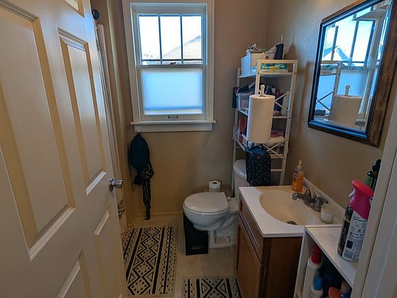 3rd image of 811 8th Ave SE