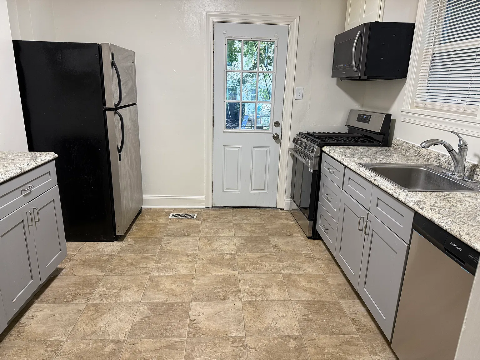 3 bed, 1176 sqft, $2,450 — Photo 2