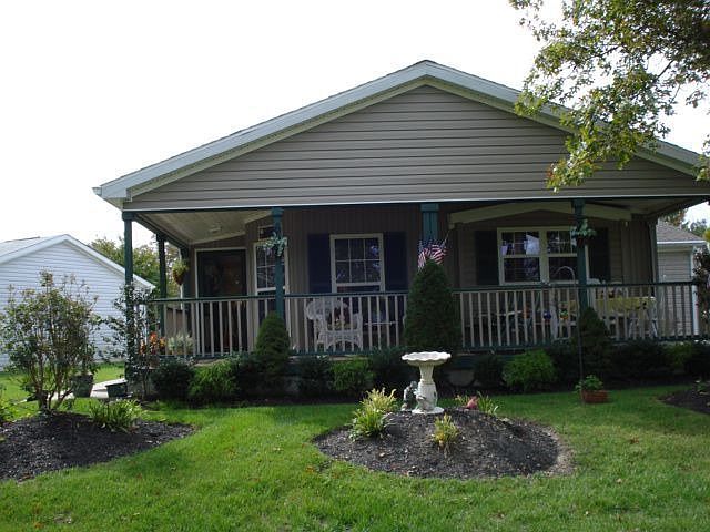 Large front porch overlooking golf course!