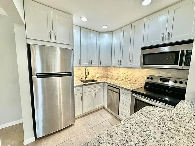 1 bed, 1.5 bath, 715 sqft, $1,395 — Photo 1