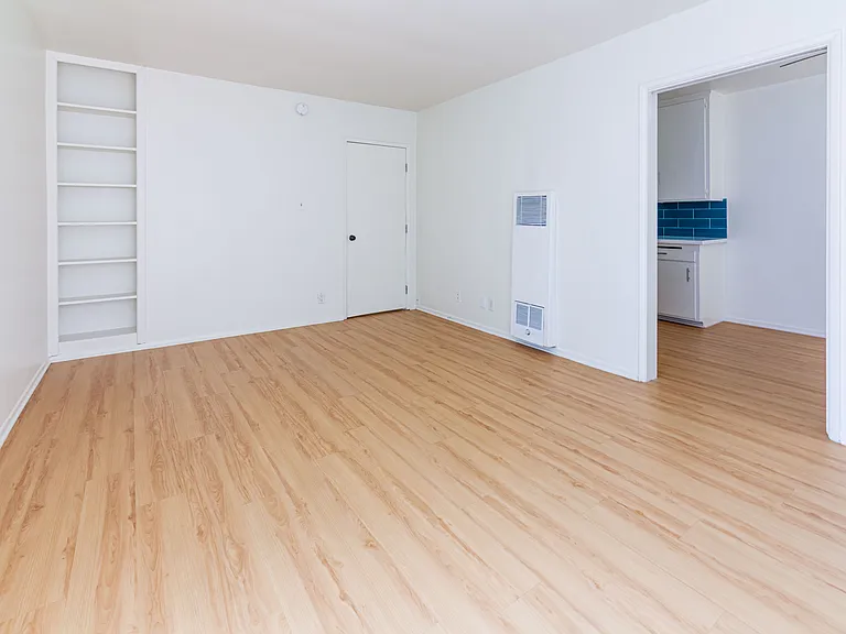 Gayley Manor Apartments — Photo 7
