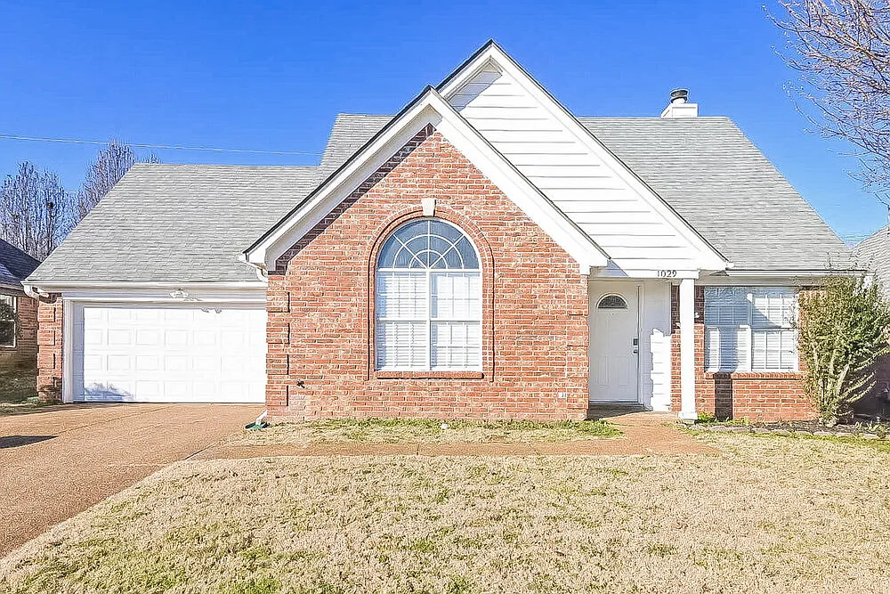4 bed, 2.5 bath, 1800 sqft, $2,640 — Photo 1