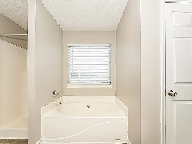611 Longstreet Ln — Photo 15