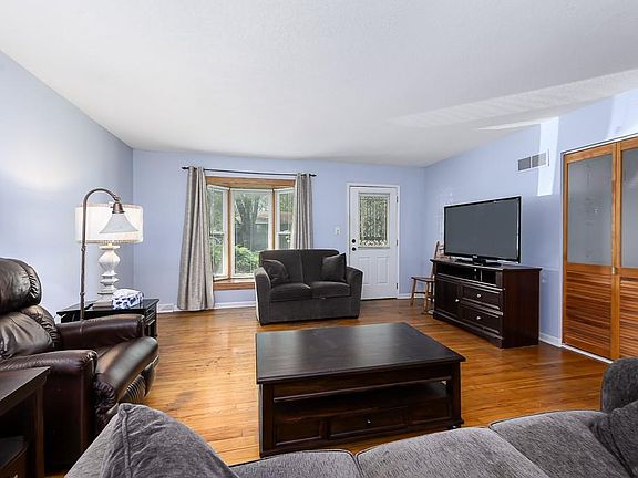 3rd image of 5422 Sutton Ave