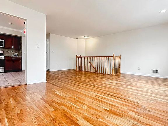 4th image of 14 Centre Ln #2