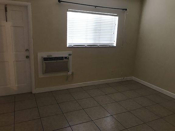 4th image of 715 NW 30th Ct APT 4