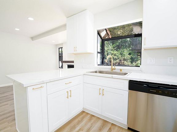 4th image of 41614 Zinfandel Ave