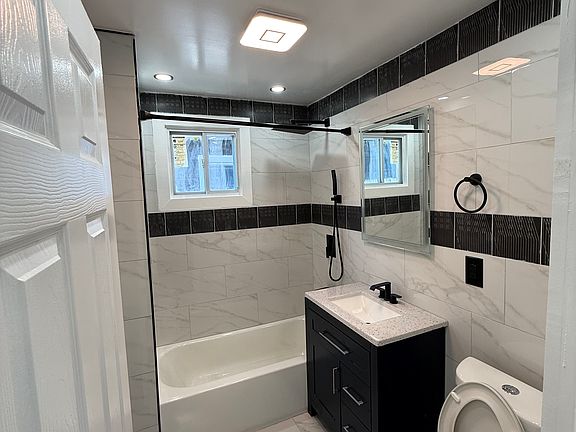 4th image of 246 Cambridge Ave Unit 2
