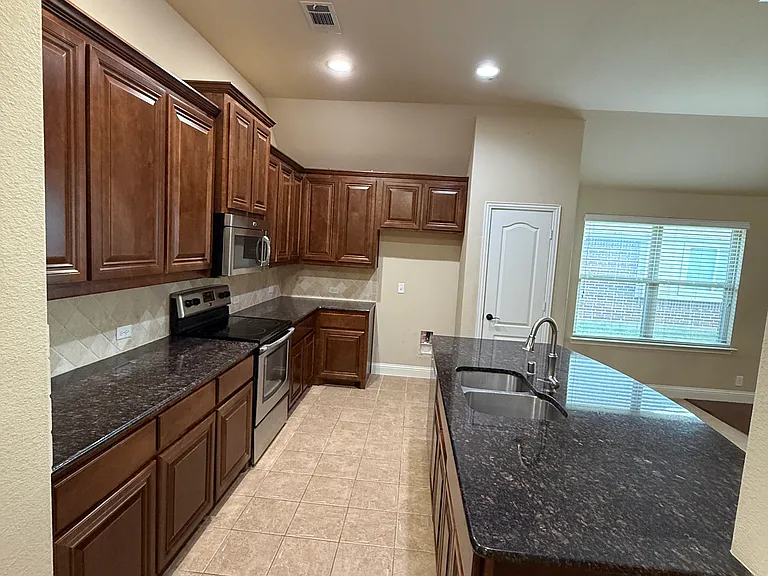 4303 Oak Bluff Dr — Photo 4