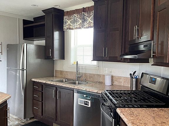 4th image of 83 Kristen Ln