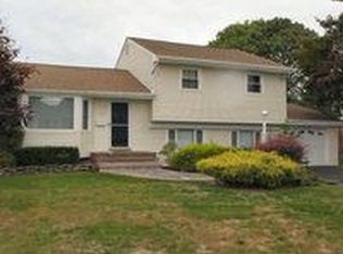 104 Wilherm Ln, West Islip, NY 11795