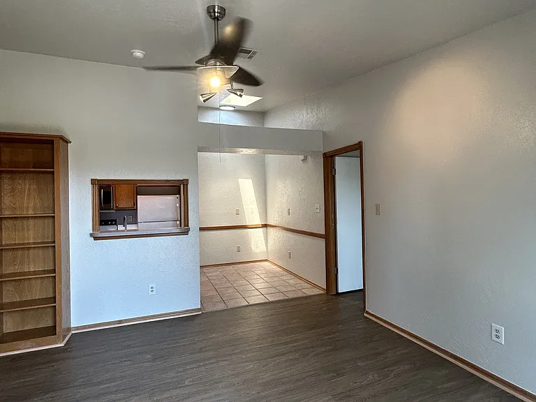 1000 Rambling Oaks Dr #8 — Photo 3