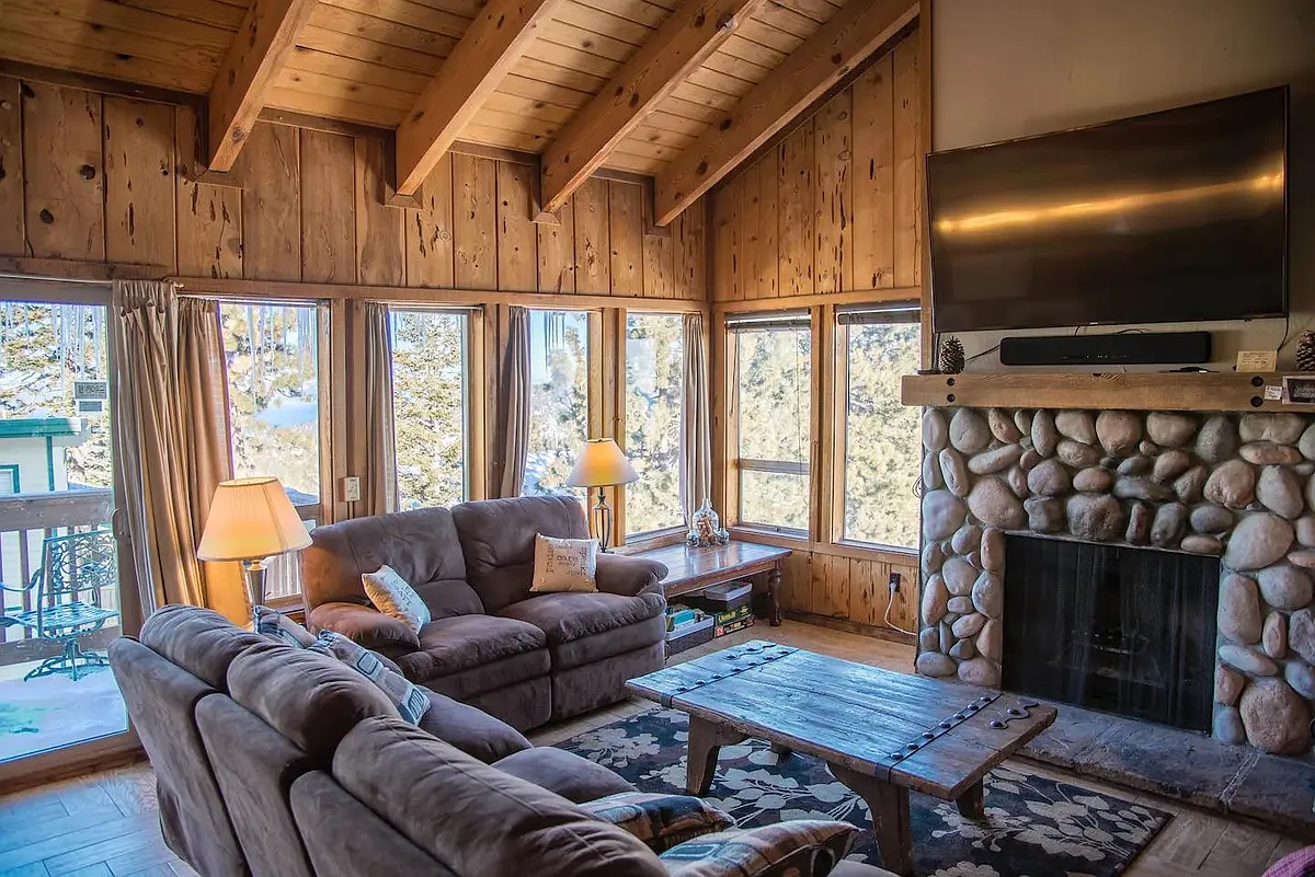 Living room with plenty of daylight - 338 Tramway Dr #C