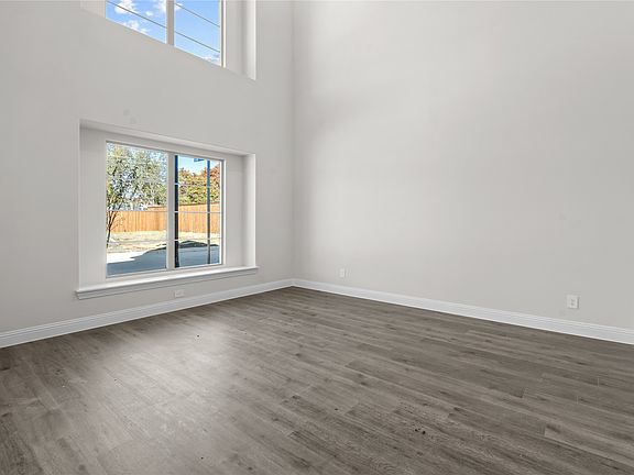 4th image of 725 Oakridge Trl