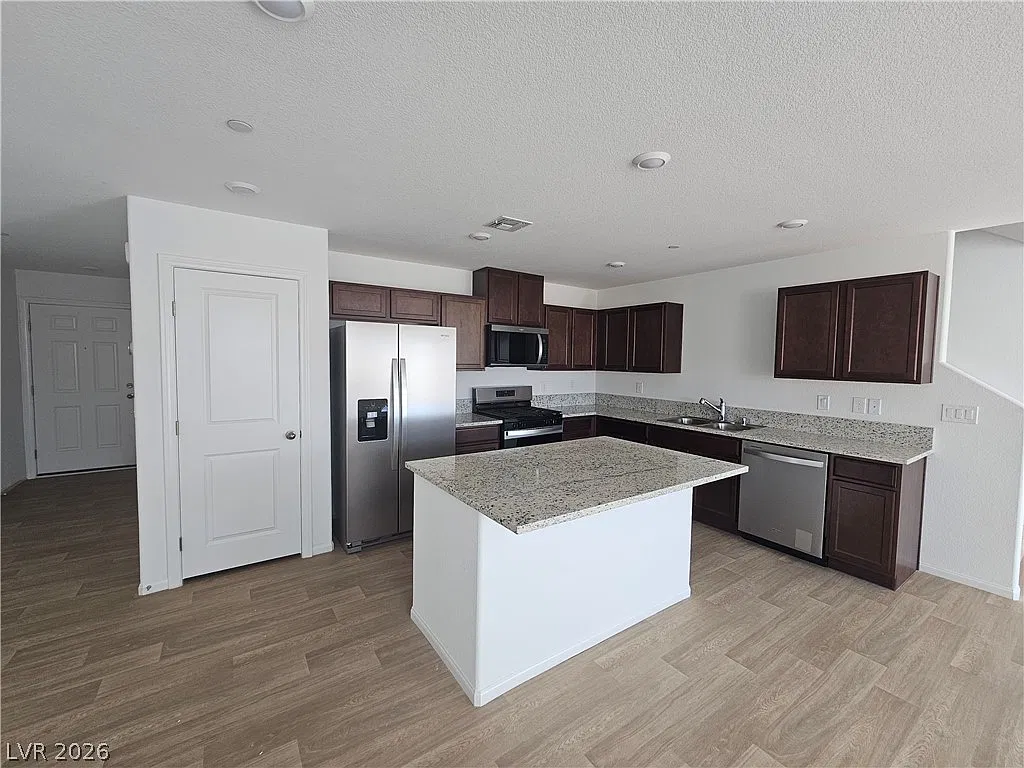 4 bed, 3.0 bath, 2150 sqft, $2,280 — Photo 4