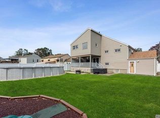 21 Eastgate Rd, Massapequa Park, NY 11762