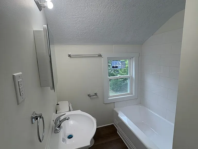 975 Edison St — Photo 10