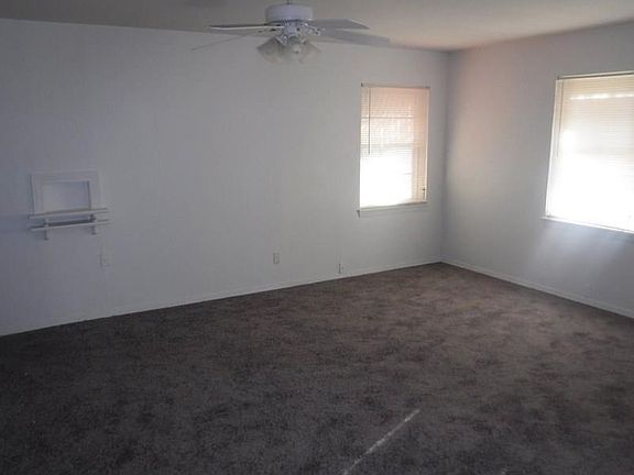 3rd image of 525 Meadowbrook Dr