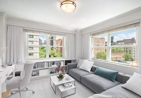 3rd image of 101 W 12th St APT 5R