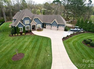 147 Castle Dr, Mooresville, NC 28117