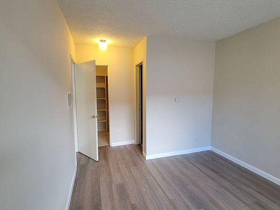 4th image of 18429 Prairie St #4