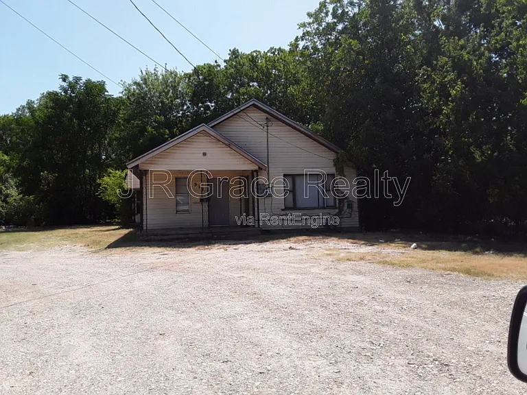 912 Clifton St — Photo 1