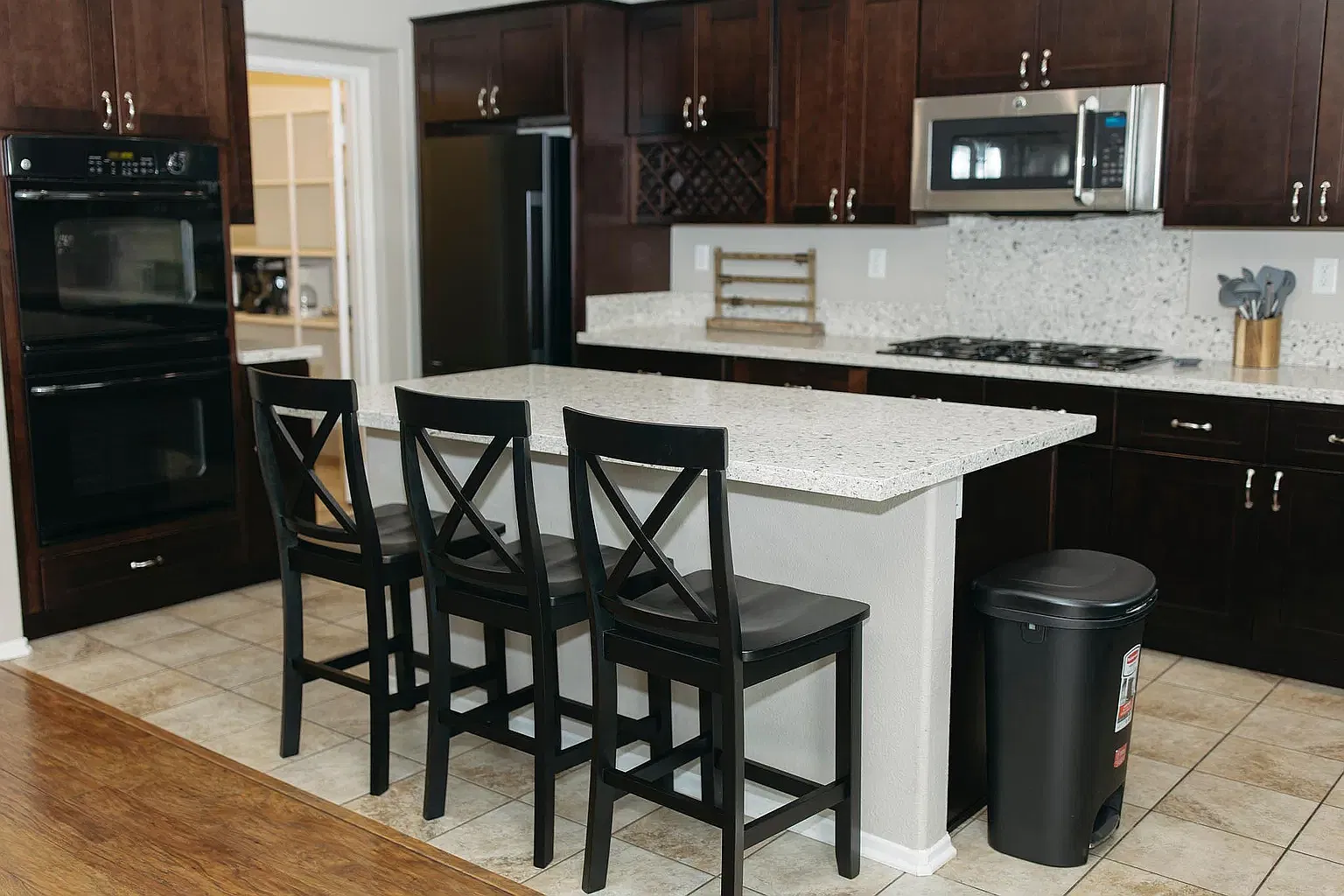 4 bed, 2.5 bath, 2395 sqft, $4,500 — Photo 2